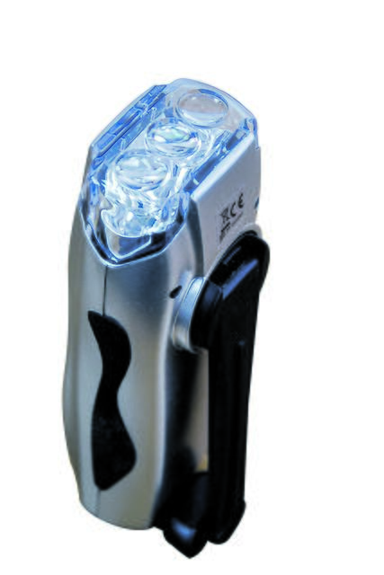 Eine Kurbeltaschenlampe 
spendet im Notfall Licht