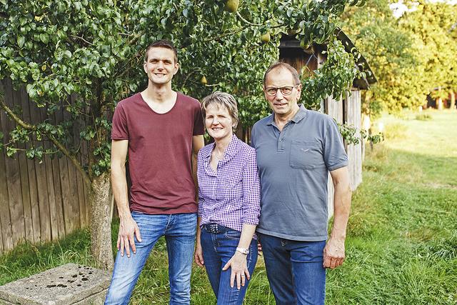 Sohn Marius (li.) mit seinen Eltern Liane und Wilhelm Duden | Foto: Hof Duden