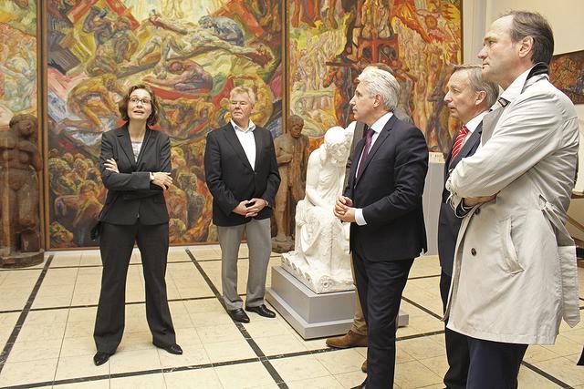 Dr. Gudula Mayr (li.) ist sicher, dass Johann Bossard erkannt hatte, dass seine künstlerischen Ideale und seine Vorstellung von der Freiheit nicht mit den Zielen der neuen Machthaber vereinbar waren. Außerdem auf dem Foto (v. li.): Udo Heitmann, Rainer Rempe, Heinz Lüers und Hans-Heinrich Aldag