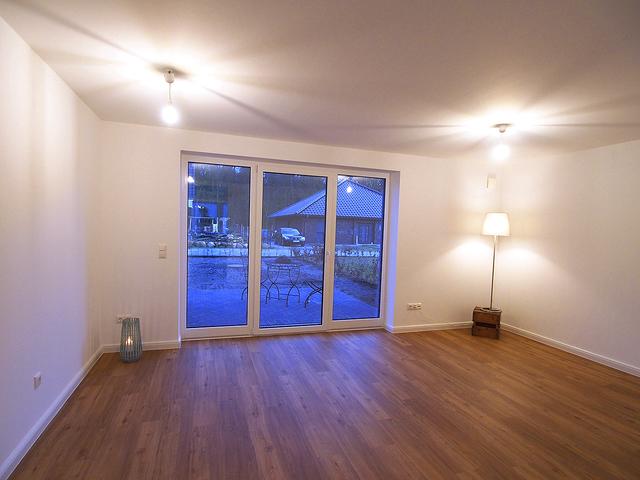 Das Wohnzimmer mit Südausrichtung und Zugang zur Terrasse | Foto: Wolf &amp; Pape