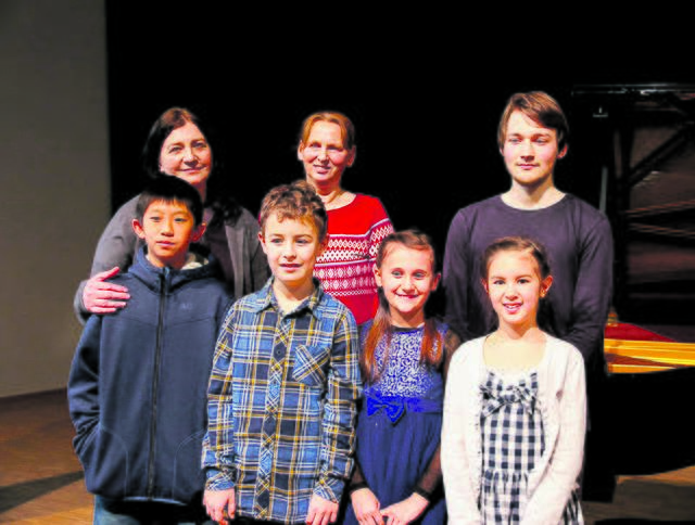 Freuen sich über den Erfolg: (hi., v. li.) die Klavierlehrerinnen Marina Kalinina und Reginhild Staudacker mit Klavierschüler Alexander Busch sowie (vorne, v. li.) die Klavierschüler Xiaoxi Wang, Niklas Simonsmeier, Alina Borisova und Meili Samuelsen