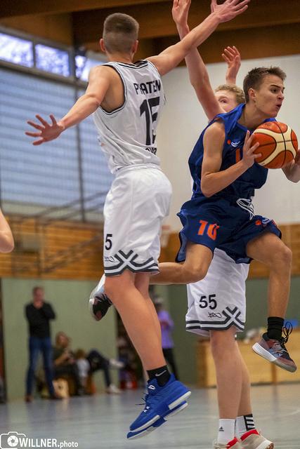 Sharks-Guard Thies Boese (blaues Trikot) setzt sich gegen zwei Spieler der Piraten Hamburg durch
