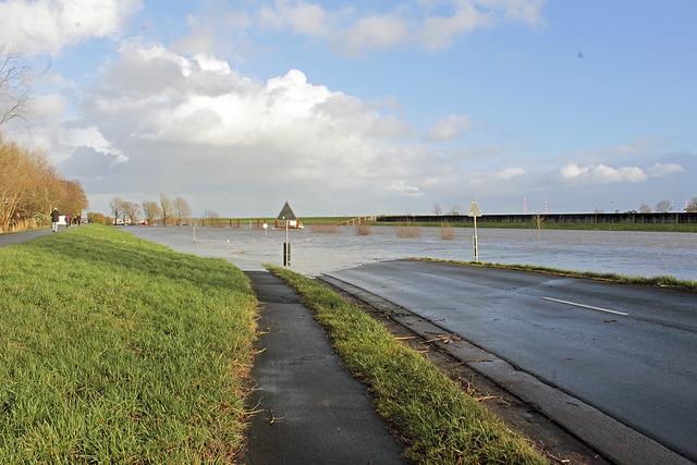 Straße ins Nichts: Hier ging es nur noch auf dem Deich entlang | Foto: jab