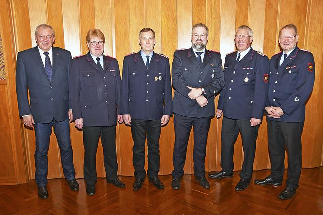 Glückwünsche für die Geehrten (v. li.): Salzhausens Ordnungsamtsleiter Hermann Pott, Gemeindebrandmeister Jörn Petersen, Hans-Heinrich Maack, Tore Christoff Larsen, Werner Ehlbeck und Ortsbrandmeister Stephan Boenert