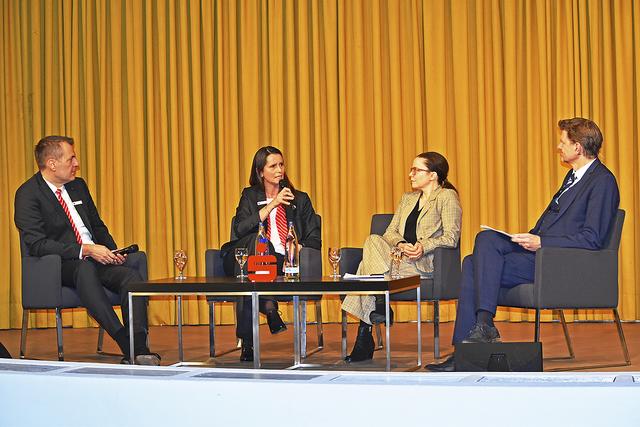 Das Thema künstliche Intelligenz war das Thema der Gesprächsrunde (v.li.): Andreas Sommer und Sonja Hausmann (beide Vorstand Sparkasse Harburg-Buxtehude), Autorin Thea Dorn und Moderator Andreas Franik  | Foto: Axel-Holger Haase