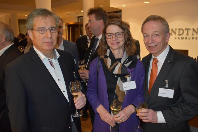 Norbert Böttcher (li., Geschäftsführer Krankenhaus Buchholz/Winsen) und Heinz Lüers (Ex-Vorstand Sparkasse Harburg-Buxtehude) mit Ehefrau Inis | Foto: Axel-Holger Haase