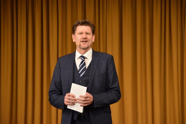 Andreas Franik moderierte den Jahresempfang der Sparkasse Harburg-Buxtehude | Foto: Axel-Holger Haase