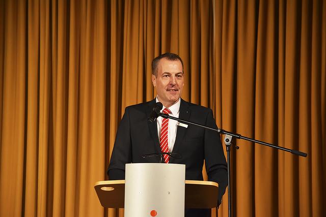 Vorstand Andreas Sommer referierte über das vergangene Geschäftsjahr der Sparkasse Harburg-Buxtehude und gab einen 
 Ausblick auf die Zukunft | Foto: Axel-Holger Haase