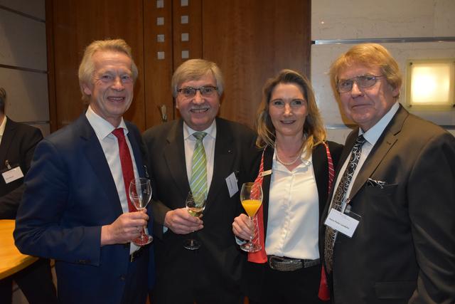 Fröhliche Gesprächsrunde (v.li.): Hans-Jürgen Putensen (Sparkasse Harburg-Buxtehude), Dr. Lutz Rehling, Silke Heitmann (Sparkasse Harburg Buxtehude) und Hans-Peter Laudahn