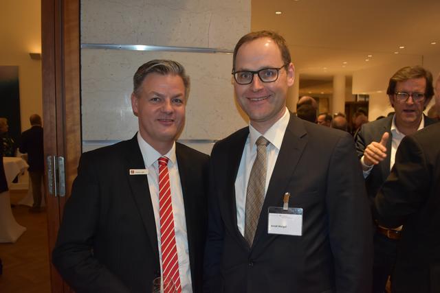 Thomas Liest (li., Sparkasse Harburg-Buxtehude) freute sich mit Arndt Weigel (Autohaus Meyer) auf den Vortrag | Foto: Axel-Holger Haasde