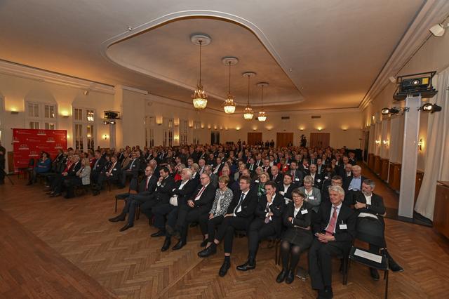 Die Gäste lauschten aufmerksam dem Vortrag von Thea Dorn | Foto: Sparkasse Harburg-Buxethude