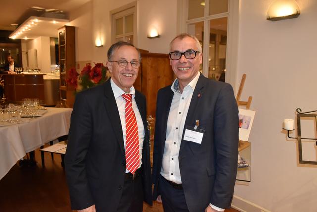 Zwei Buchholzer im Gespräch: Wilfried Geiger (li., Ex-Bügermeister von Buchholz) und Simon Beecken (Liga-Manager des Fußball-Oberligisten TSV Buchholz 08)