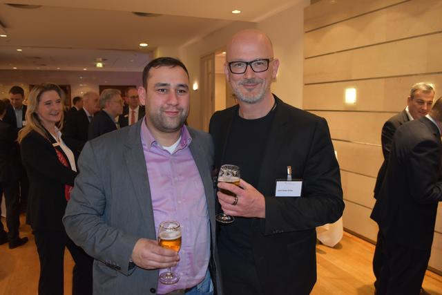 Harburger unter sich: Borhen Azzouz (li., Sub Event) mit Fahrrad-Experten Jens-Peter Dirks (Fahrrad + E-Bike Center Hamburg) | Foto: Axel-Holger Haase