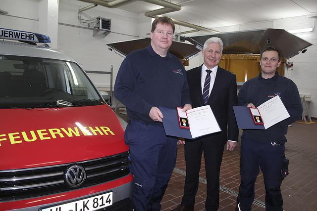 Landrat Rainer Rempe (Mitte) überreicht Tobias Schneider (li.) und Torben Göring für ihr couragiertes Handeln die 
Niedersächsische Rettungsmedaille  | Foto: Landkreis Harburg