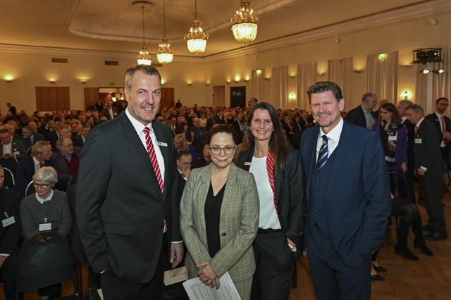Die Vorstandsmitglieder Andreas Sommer (li.), und Sonja Hausmann (2. v.re.) begrüßten zusammen mit Moderator Andreas Franik die Gastreferentin Thea Dorn | Foto: Sparkasse Harburg-Buxtehude