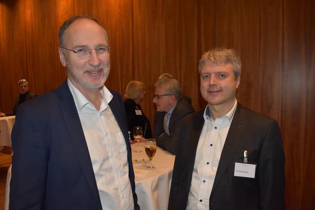 Angeregte Unterhaltung: Volker Linde (li., IHK Lüneburg-Wolfsburg) und Dr. Peter Dörsam (Samtgemeindebürgermeister Tostedt) | Foto: Axel-Holger Haase