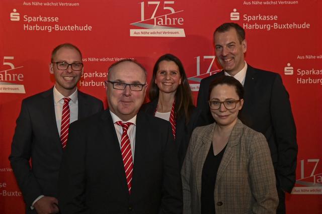 Der Vorstand der Sparkasse Harburg-Buxtehude sich über die erfolgreiche Veranstaltung (v.li.): Holger Iborg, Bodo Ihlenburg, Sonja Hausmann und Andreas Sommer mit Referentin Thea Dorn | Foto: Sparkasse Harburg-Harburg