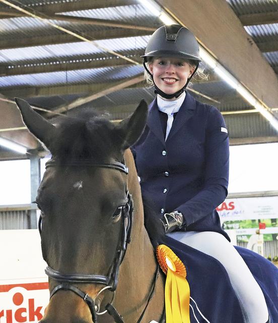 Die 17-jährige Lena Sophie Schiller (RFS Sieversen) wurde auf "Carla Columna" erste der Zwei-Sterne-A-Prüfung  | Foto: cc
