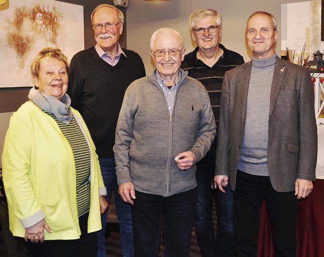 Chorbezirksvorsitzende Ursel Wesemann und Vorsitzender Lothar Schlaack (re.) mit den Geehrten (v. li.): Koos Lockhorst, Wilfried König und Rainer Bostelmann Foto: bim