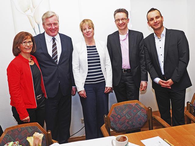 Diskutierten über den Schienennahverkehr (v. li.): die stv. Fraktionsvorsitzende der CDU Rosengarten, Anke Grabe, Verkehrsminister Bernd Althusmann, Verkehrskoordinatorin Dr. Susanne Dahm, Fahrgastbeirat Stefan Kindermann und Karsten Leist, Geschäftsführer der Nord Ost Niedersachsen Bahn | Foto: Krones