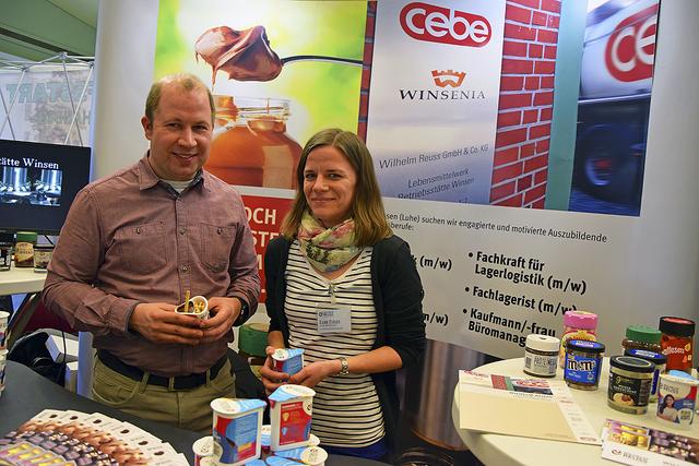 Industriemeister Patrick Hassa und Auszubildende Sabrina Peters versüßten am Stand der Wilhelm Reuss GmbH &amp; Co. KG mit Nussnougatcreme die Gespräche | Foto: ts