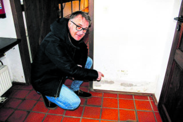 "Da müssen wir unbedingt ran!": Carsten Homann vom Bauamt vor schadhaftem Mauerwerk in der Dörpschün | Foto: ce