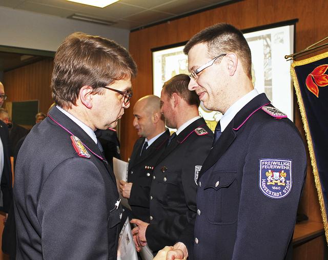 Keine Feuerwehrversammlung ohne Ehrungen und Beförderungen: Stadtbrandmeister Ney (li.) befördert Christian Hühnke zum Oberlöschmeister