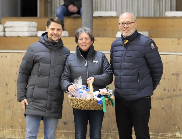 Mit den Schleifen für die Sieger und Platzierten (v.l.): Sebastian Schreiber, Annette Witt und Sponsor Dieter Hinnerkort | Foto: cc