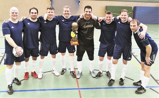 Das Ü40-Team des Buchholzer FC mit der Siegertrophäe | Foto: BFC