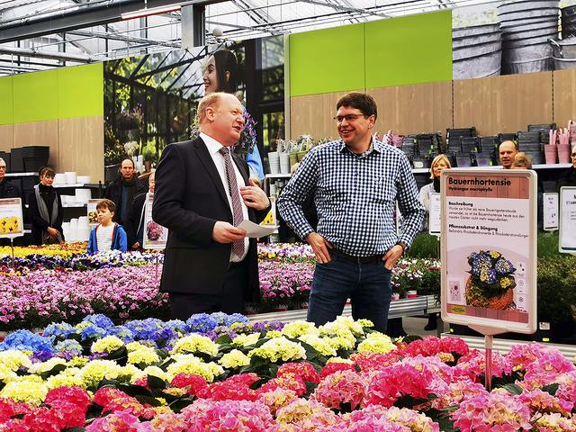 Geschäftsführer Carsten Matthies (re.) führte Niedersachsens Finanzminister Reinhold Hilbers durch das Gartencenter  | Foto: Dennis Weber