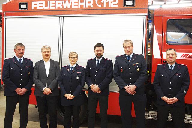 Bei der Ehrung: (v. li.) Ortsbrandmeister Peter Hinrichs, Samtgemeinde-Bürgermeister Dr. Peter Dörsam, die Geehrten Martina Rehm, Jan-Peter Ebeling und Jörg Christenson-Menzdorf sowie Gemeindebrandmeister Sven Bauer