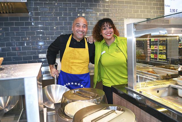 Koch Luis und Servicekraft Coco und das übrige Küchen- und Service-Team  im Bellandris Gartencafé verwöhnten die Gäste mit leckeren Stärkungen von süß bis deftig  | Foto: bim