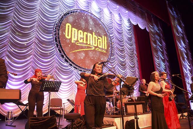 Das Party Symphonie Orchestra spielt zum Tanz auf | Foto: Stadeum/Martin Elsen