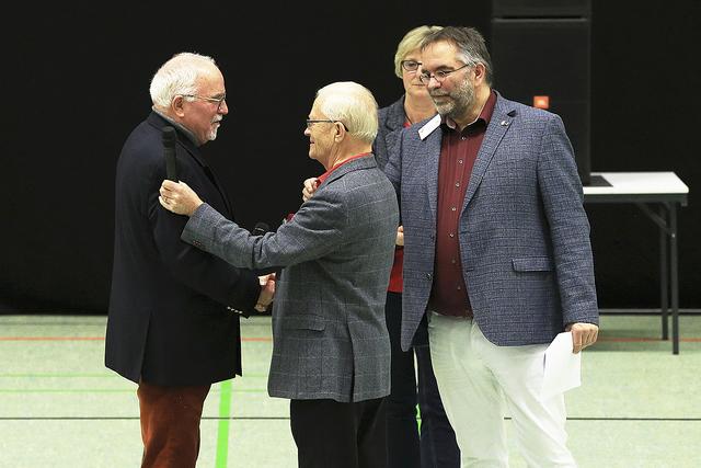 08-Präsident Joachim Schleif (Mi.) verabschiedete den ehemaligen Vorsitzenden Lothar Hillmann (li.). Rechts dessen designierter Nachfolger Holger Petruschke | Foto: Matthias Büttner