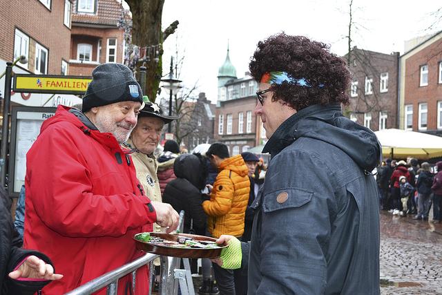 So kennt man den CDU-Ratsherrn Martin Porth (re.) sonst nicht: Mit Perrücke und Sonnenbrille verkleidet, verteilte er Schnäpse