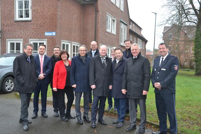 Vertreter der Politik, der Stader Polizei und der Klinik Dr. Hancken vor dem Schwesternwohnheim