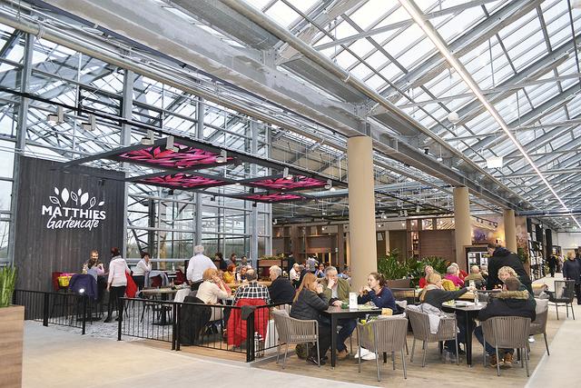 Das Gartencafé war bestens besucht. An der Kasse 
bildeten sich zeitweise lange Schlangen | Foto: bim