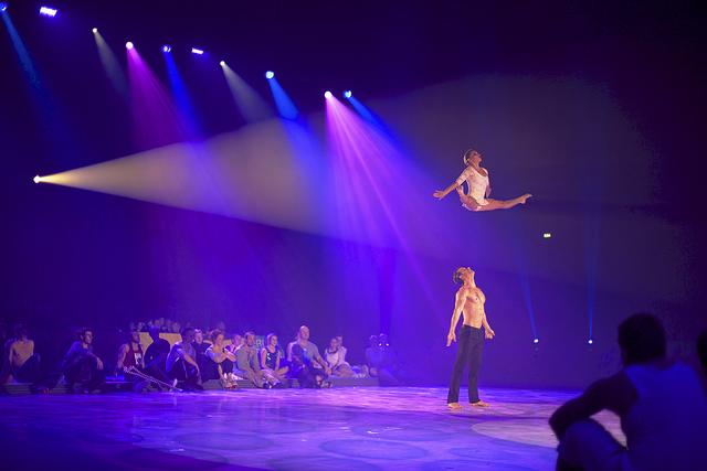 Das französische Tanzduo "MainTenanT" zeigt eine beeindruckende Kombination aus Tanz und Akrobatik | Foto: Stadeum/MainTenanT