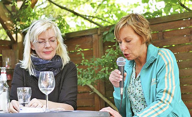 Mit ihrer Co-Autorin Bea Vincent (re.) ist Gaby Petersen immer wieder auf Lesetour unterwegs