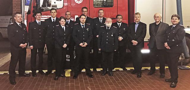 Ehrengäste, Beförderte und Geehrte der Feuerwehr Handeloh. Daniel Eberhardt (6. v. li.) wird Stefan Rogel als Ortsbrandmeister im Amt ablösen | Foto: Feuerwehr