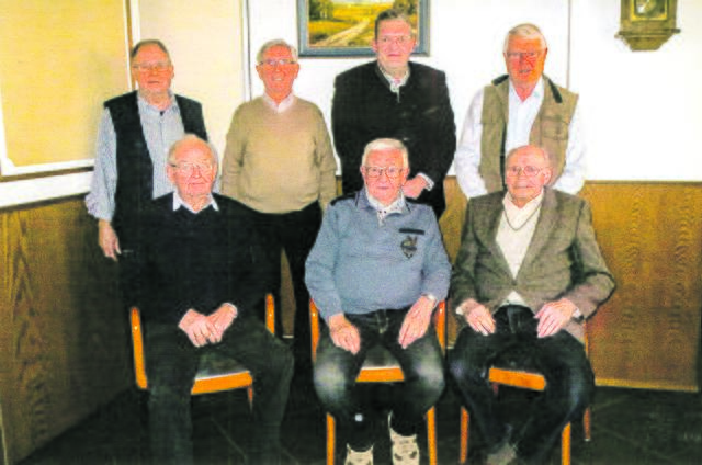 Geehrte Vereinsmitglieder (hintere Reihe v.li.): Peter Wagner, Willi Oelkers, Christian Horend und Manfred Klöhn sowie (vorne v.li.) Heinrich Frommann, Heinz Börker und Hermann Frommann