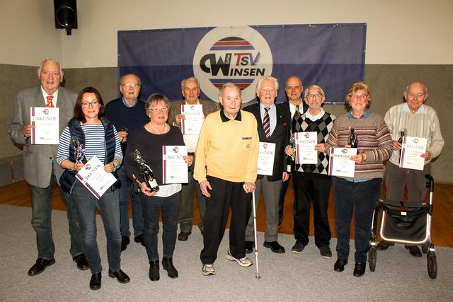 Die geehrten Sportler, die mehr als 50 Jahre Mitglied im Verein sind (v. li.): Ulrich Balzer, Melanie Pfaff, Reinhard Rohn, Ingeborg Braunfisch, Ernst-August Meyer, Hans-Günter Ulmann, Walter Ließke, Gerd Bastian, Uwe Scheuer, Christa Millat und Horst Wiggert