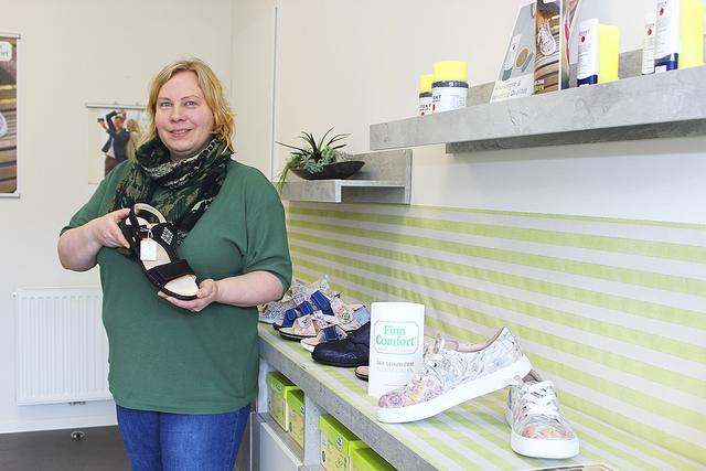 Ingra Wegner mit den schicken Sommerschuhen von Finn Comfort. Die schwarze Sandale ist mit echten Swarosvki-Steinen verziert