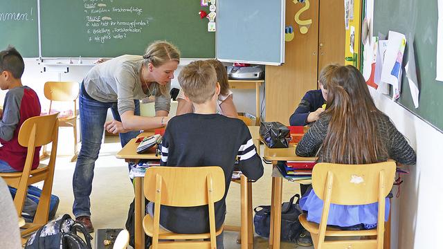 Ivonne McMahon, Erste Vorsitzende des "House of SUA
Friedensarbeit e.V." (li.), arbeitet mit den Grundschülern
in Klecken im Rahmen einer Projektwoche