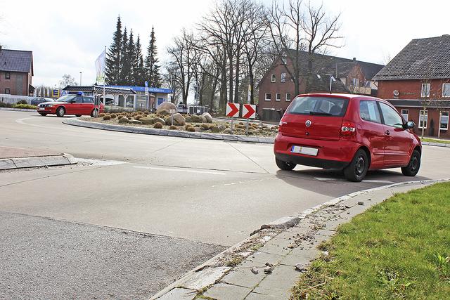 Der Landkreis sieht die Baufirma in der Pflicht, den Kreisel instand zu setzen Foto: as