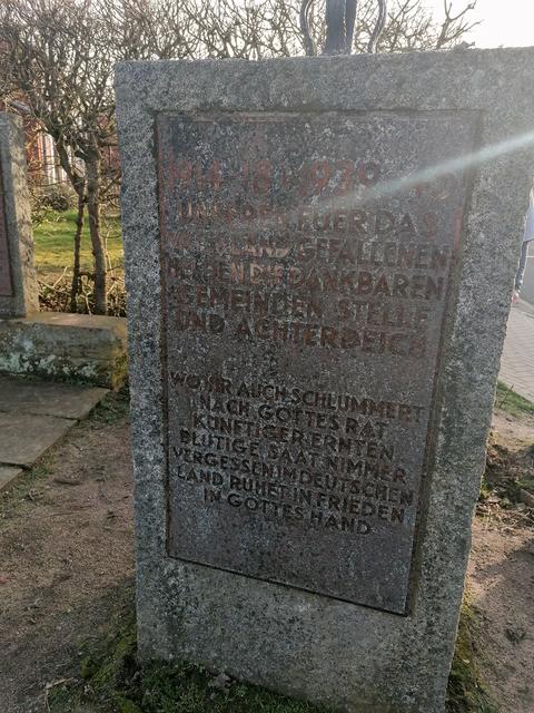 Diese Inschrift am Ehrenmal ist den Grünen ein Dorn im Auge