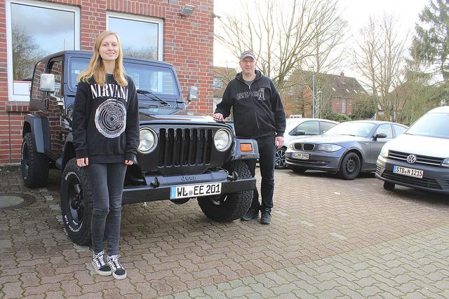 Das Vater-Tochter-Duo ist mit einem alten Jeep unterwegs - der Traumwagen von Mette-Marit