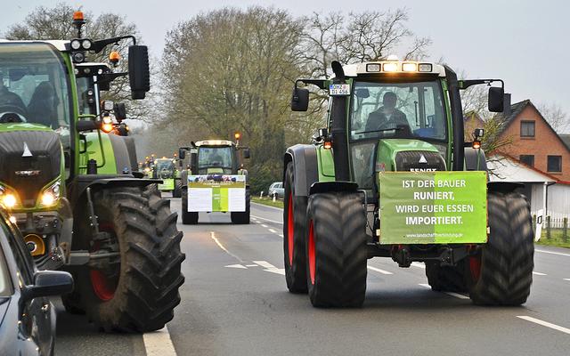 Landwirte aus der Region fuhren am Donnerstagmorgen auch auf der B75 in Richtung Hamburg