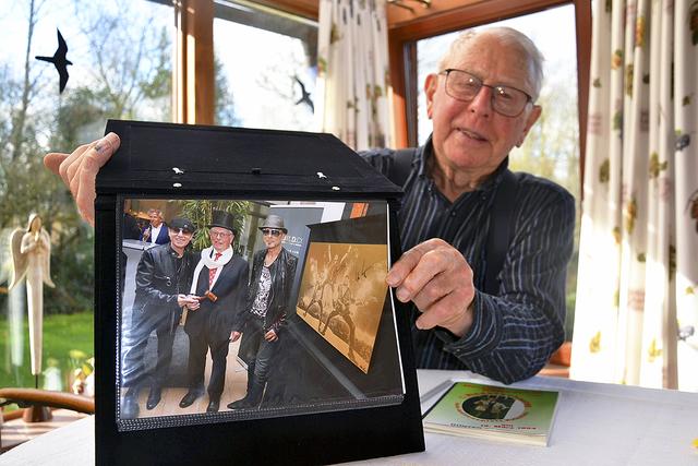 Highlight seiner Auktion: Die Versteigerung eines vergoldeten Scorpions-Bildes  | Foto: sc