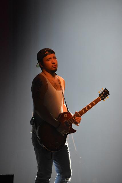 Gitarrist Max Kretzenbacher erhielt Sonderapplaus für seine Soli | Foto: Axel-Holger Haase